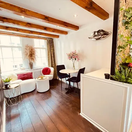 Bed & Breakfast Luxury Suites The Enlightened House *